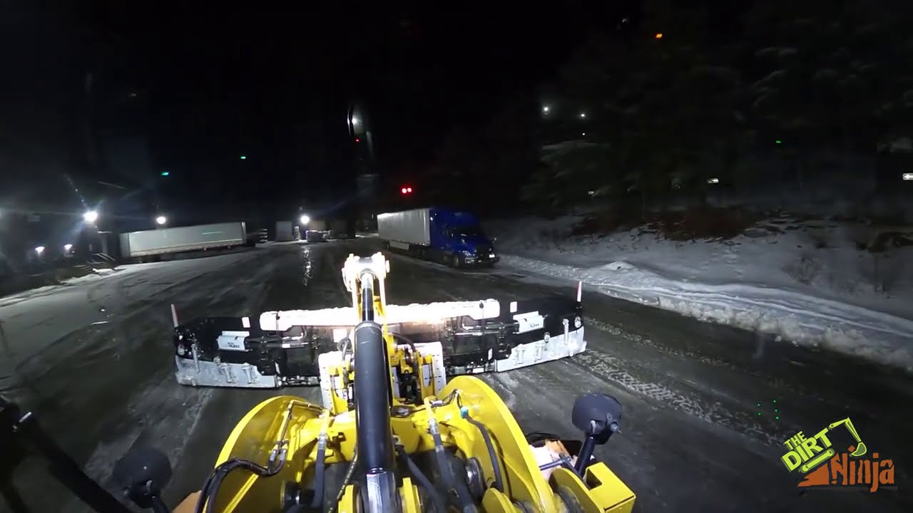 MetalPless MaxxPro + Cat 926M Plowing Shipping Terminal