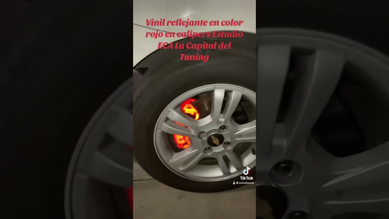 Vinil reflejante en color rojo en calipers #viral #tuning #wrap #wrapping #lacapitaldeltuning