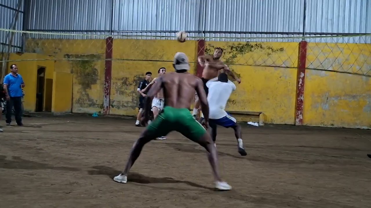 En el templo del voly tungurahua santo domingo TRÍO PARAGUAYO vs TRÍO ALEXIS combito 220metros 