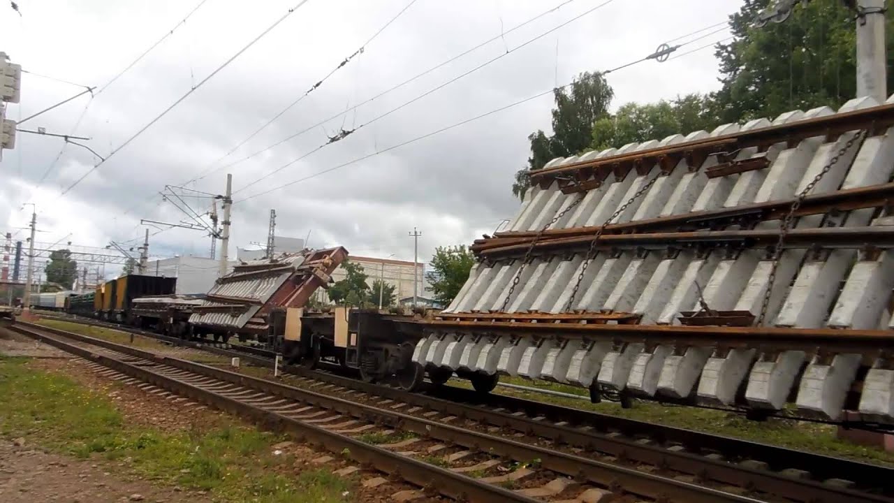 Тепловоз 2М62-0819 с хозяйственным поездом