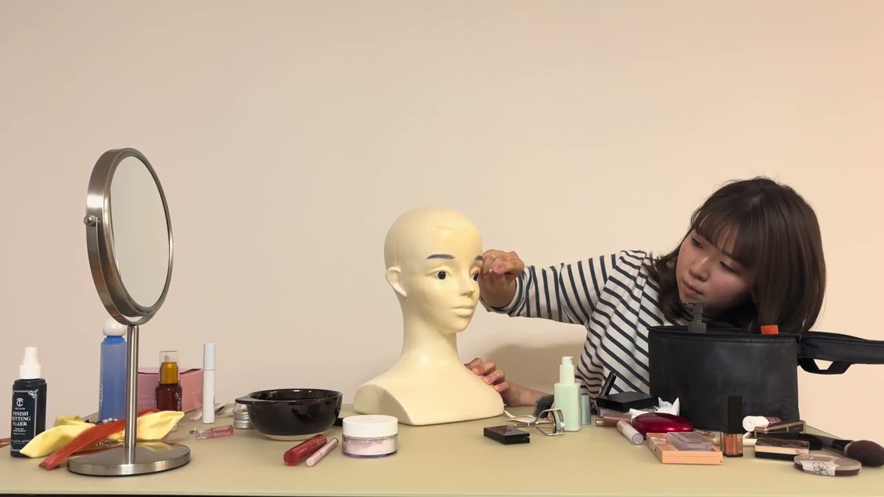 The Weight of Beauty (Semiotics of Makeup)/ 化粧の記号論