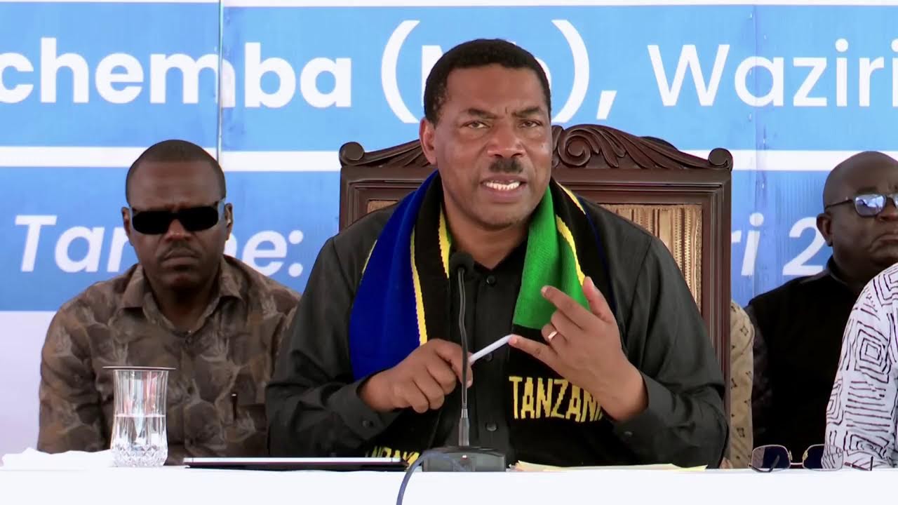WAZIRI MKUU ANAKAGUA SHUGHULI ZA BANDARI YA TANGA