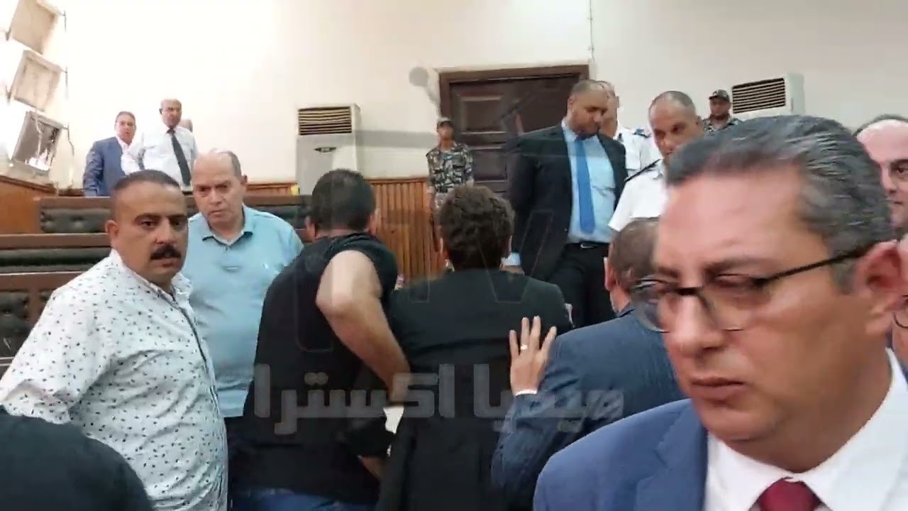 شقيقة كريم الهوارى ضحك قبل الجلسة.وصدمةوسقوطها بعد الحكم بثلاث سنين مشدد على كريم فى حادث دهس٤ طلاب