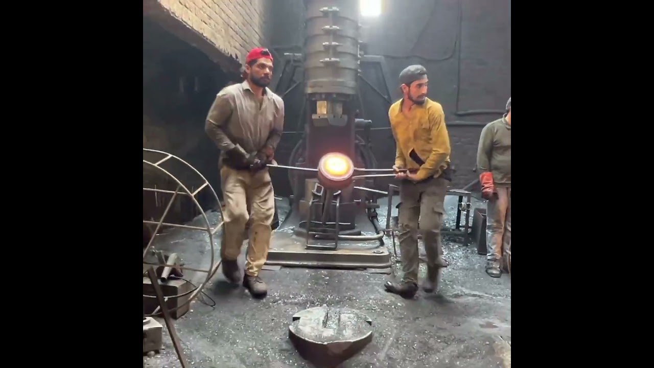 Incredible Process of Manufacturing Wheel Axle From Old Rusted Anchors Chain