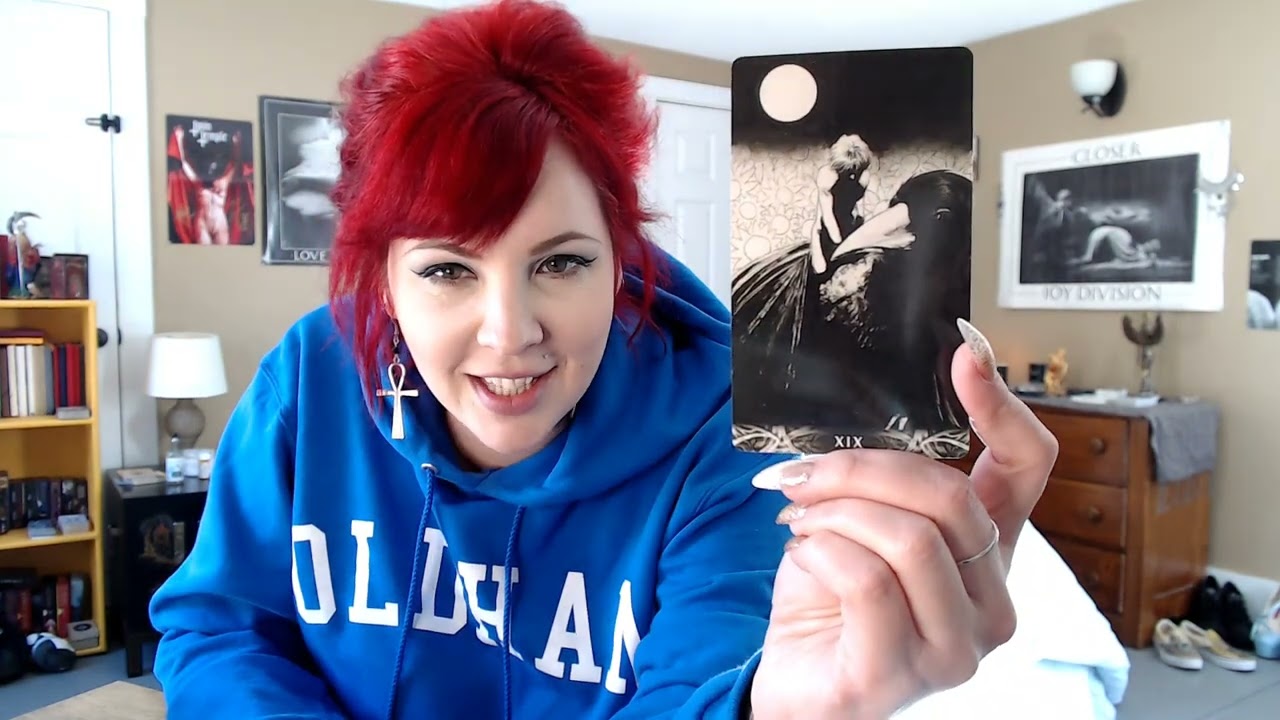 Unboxing: Murder of Crows Tarot by Carrado Roi