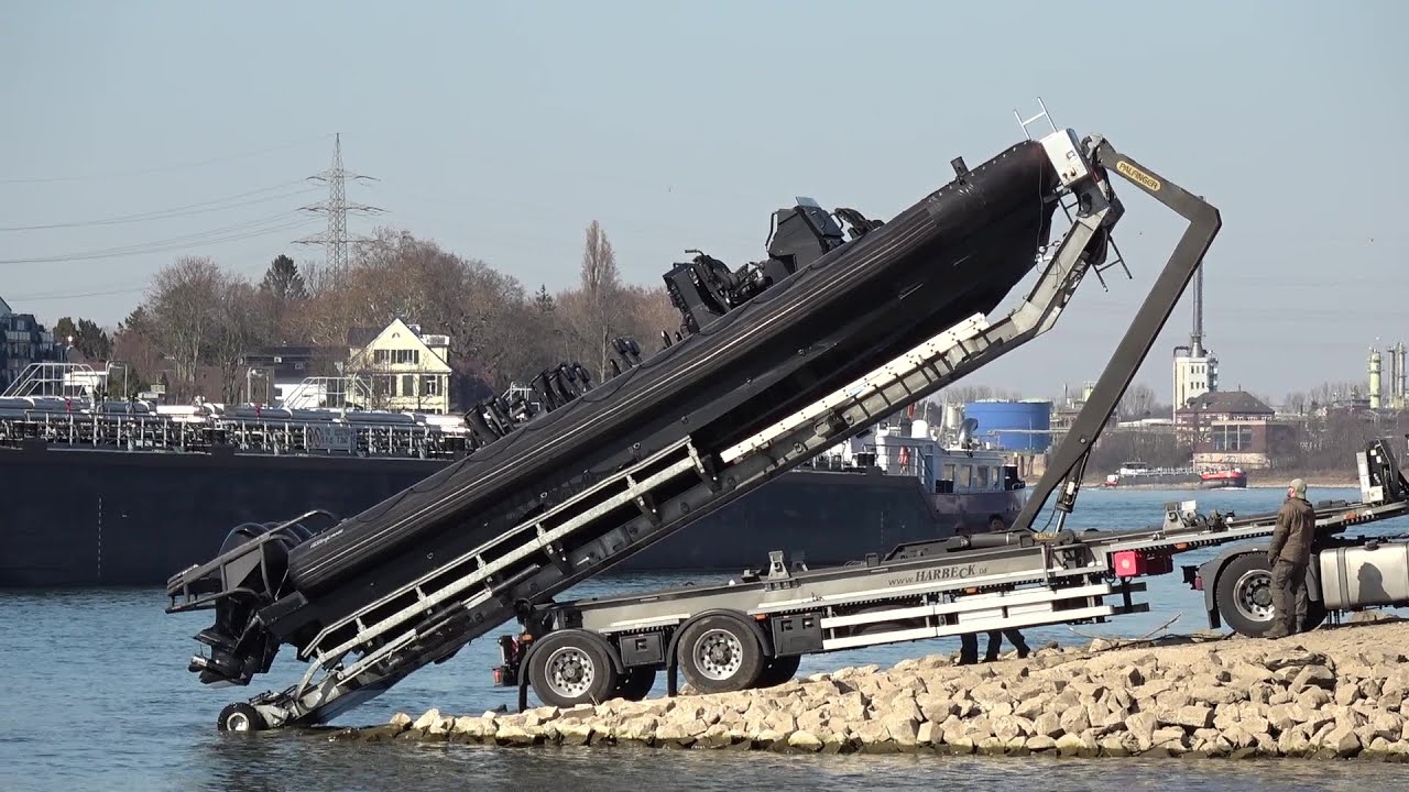 GSG 9 BPOL verlädt Mehrzweckboot aus Rhein auf Sattelzug in Niederkassel-Rheidt am 19.03.25