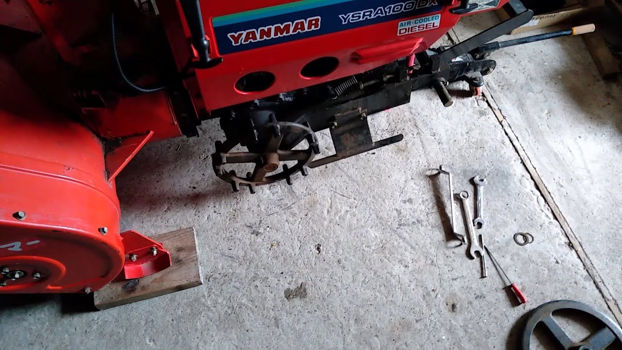 Снимаю гуску со снегоуборочной машины. Snow blower Yanmar YSRA100DX.