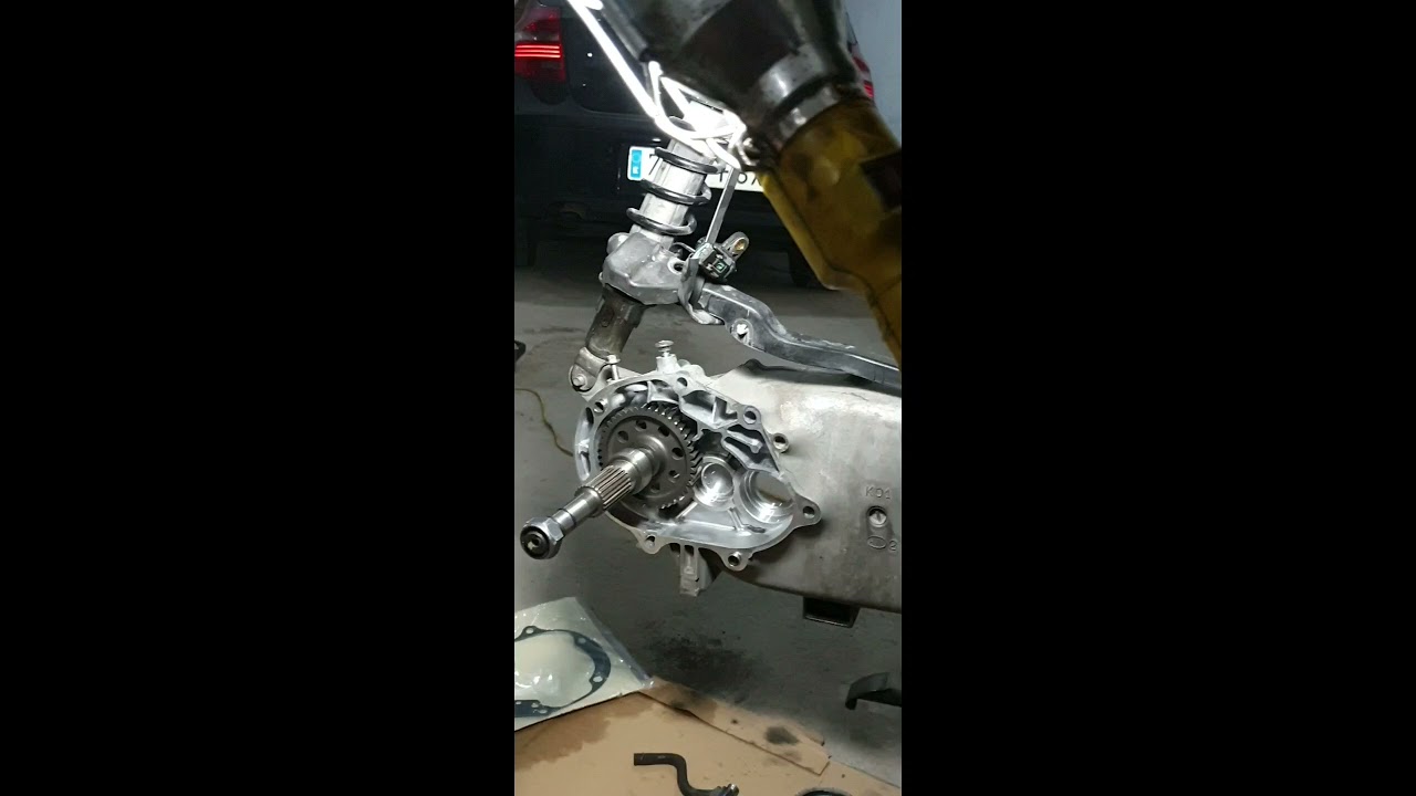 reparación transmisión de una honda sh 125