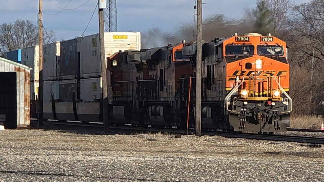 BNSF 7004 WB Intermodal Z & or Q? BNSF ???? EB Manifest at MP 130.16 in Chillicothe Illinois 2/21/26