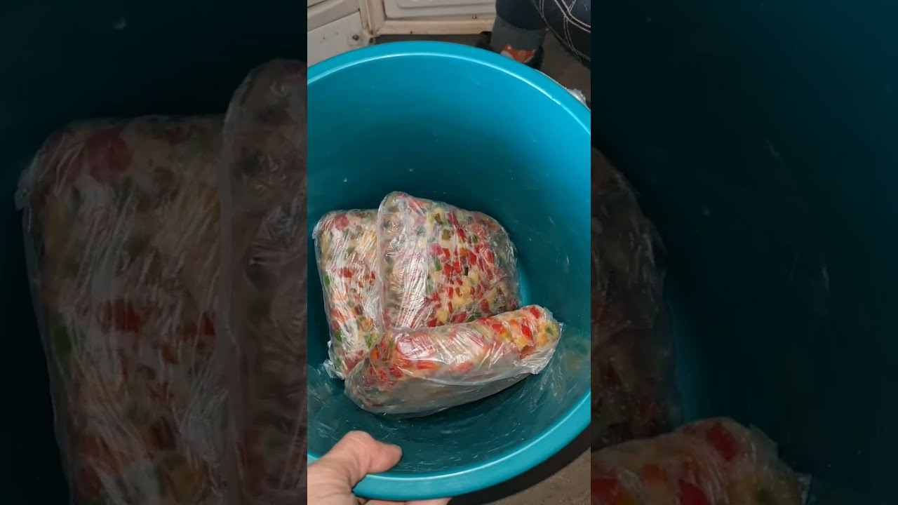 Bunica este gospodină, găsești aproace orice în lada frigorifică! 