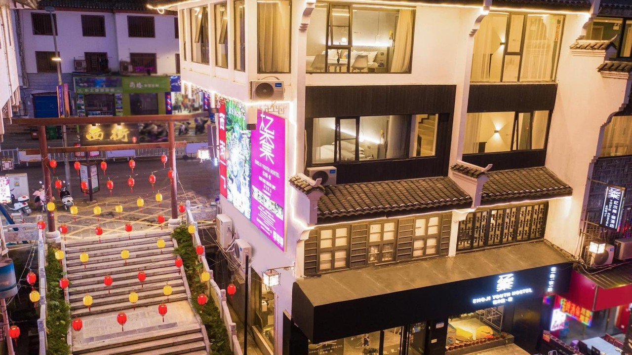Yangshuo EMOJI YOUTH HOSTEL | Yangshuo, China | Hotel Review 🏩