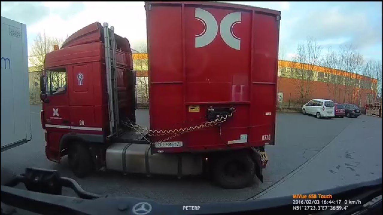 Oostblok chauffeur maakt rare draai onnodig wagen Wim Boeman Haaks draaien Pool bulgaar witte plaat