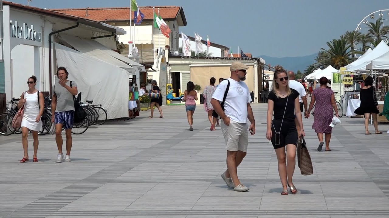 Lido di Camaiore, prima domenica di agosto tra mare e shopping