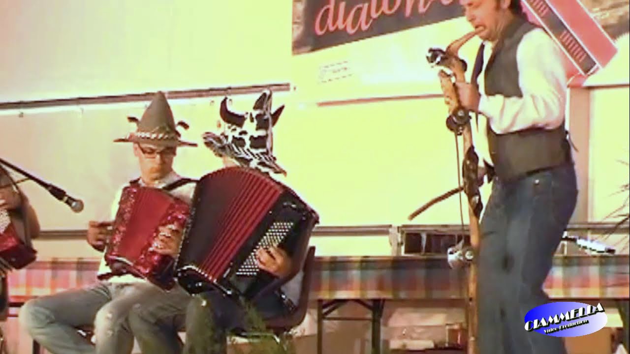 Orchestrina folk  del Trentino, molto divertente.......