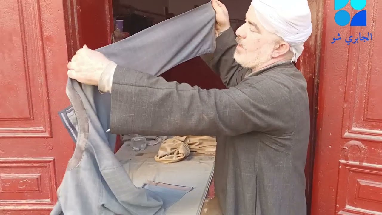 أقدم مكوجي بلدي في أسيوط يشرح تفاصيل كوي الجلابية البلدي