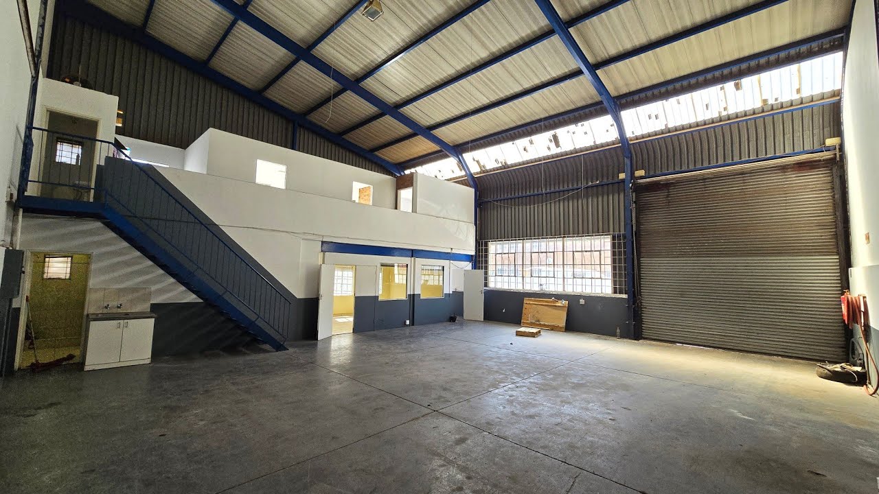 Versatile 239m² Facility with warehouse and office space ideal for storage and distribution.