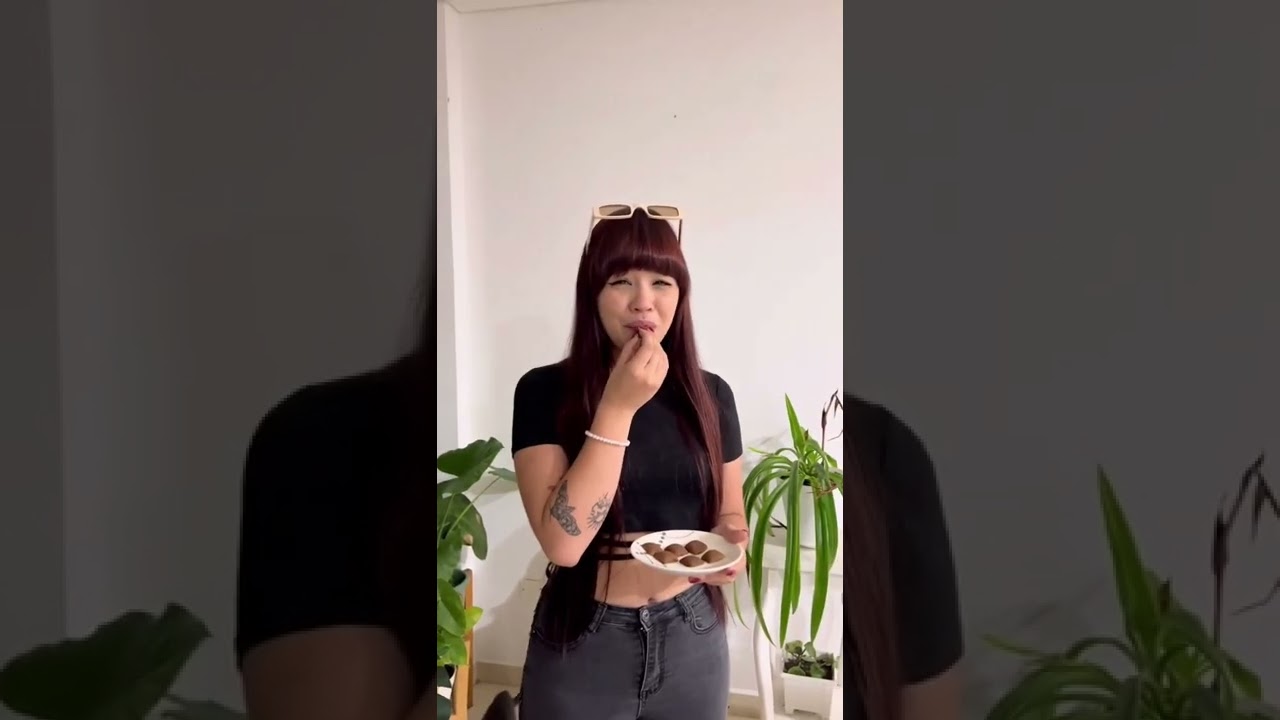 Broma de alix 😬Les da comida para perro a Yuri,Cata y Fer😳
