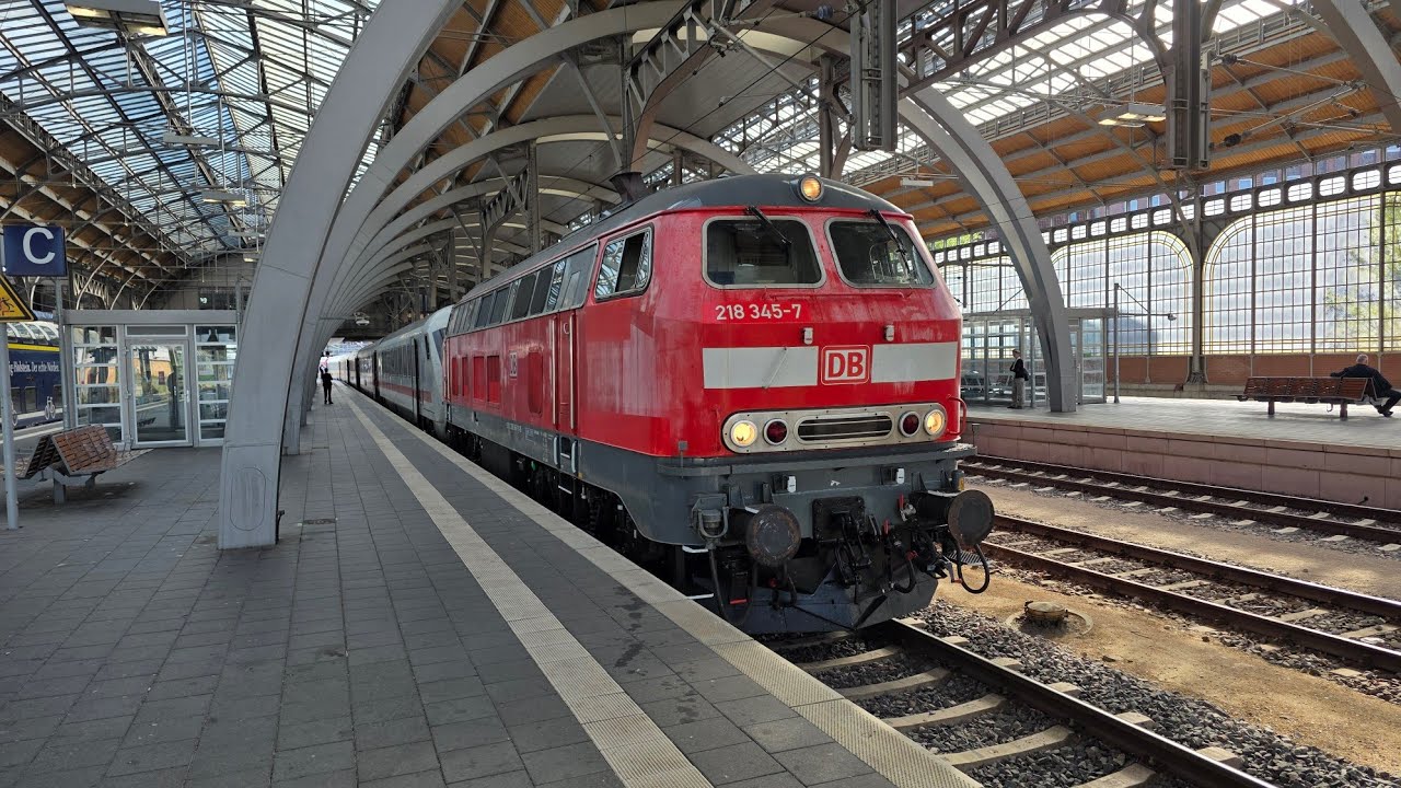 DB Fernverkehr AG - DB 218 345-7 hat Ausfahrt in Lübeck Hbf als InterCity 2260 nach Ostseebad Binz