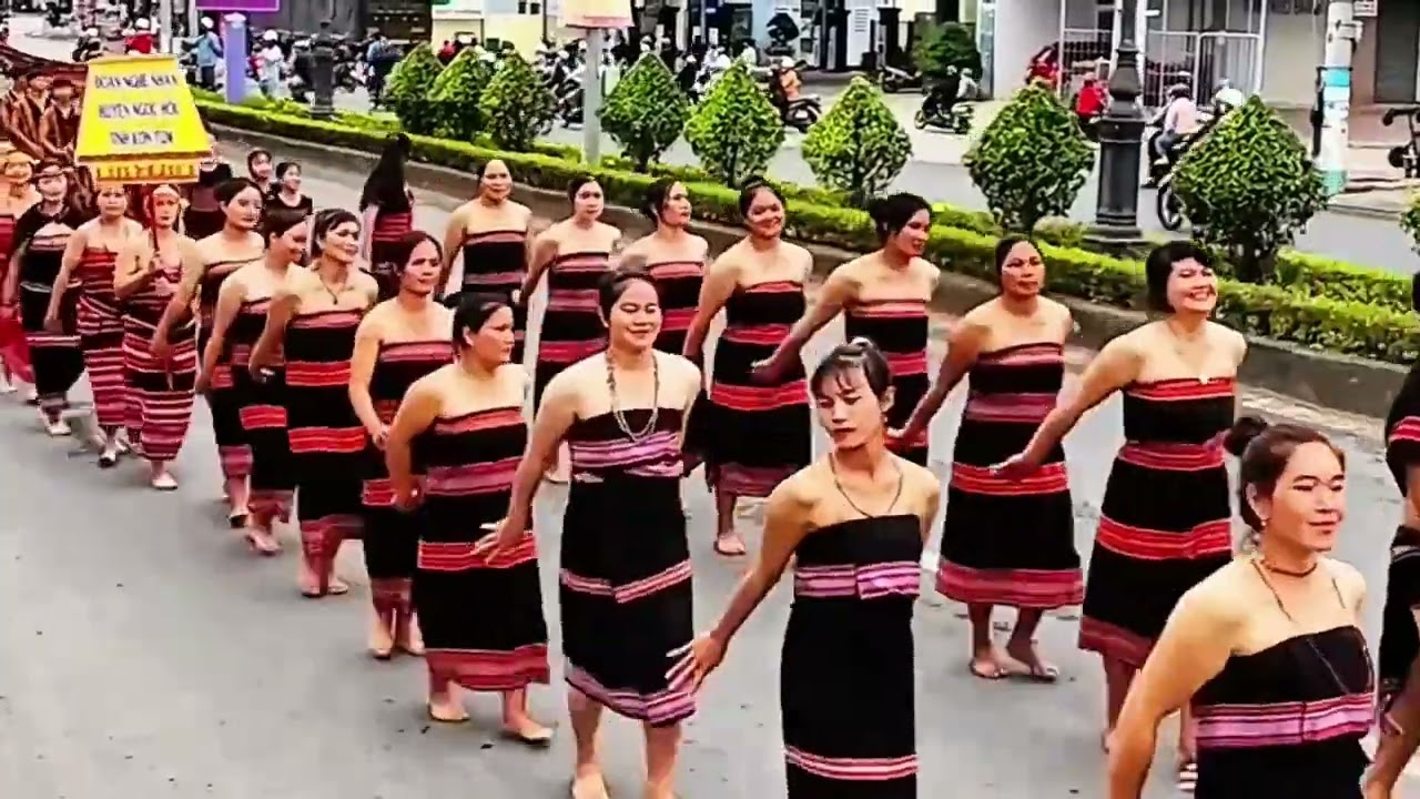 Lễ hội cồng chiêng Tây Nguyên trên đường phố Kon Tum