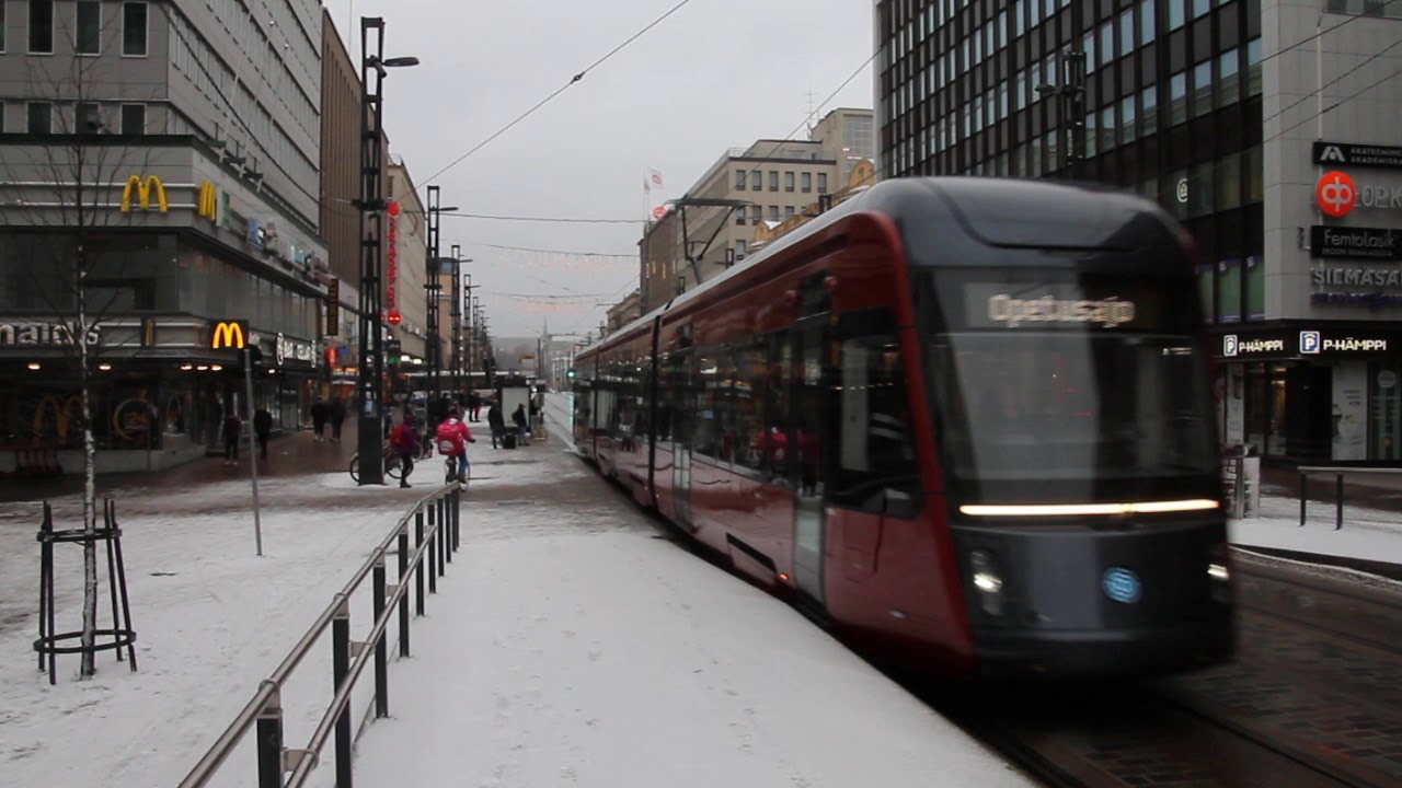 Ratikka TRO04 pys&auml;htyy Rautatieaseman pys&auml;kille