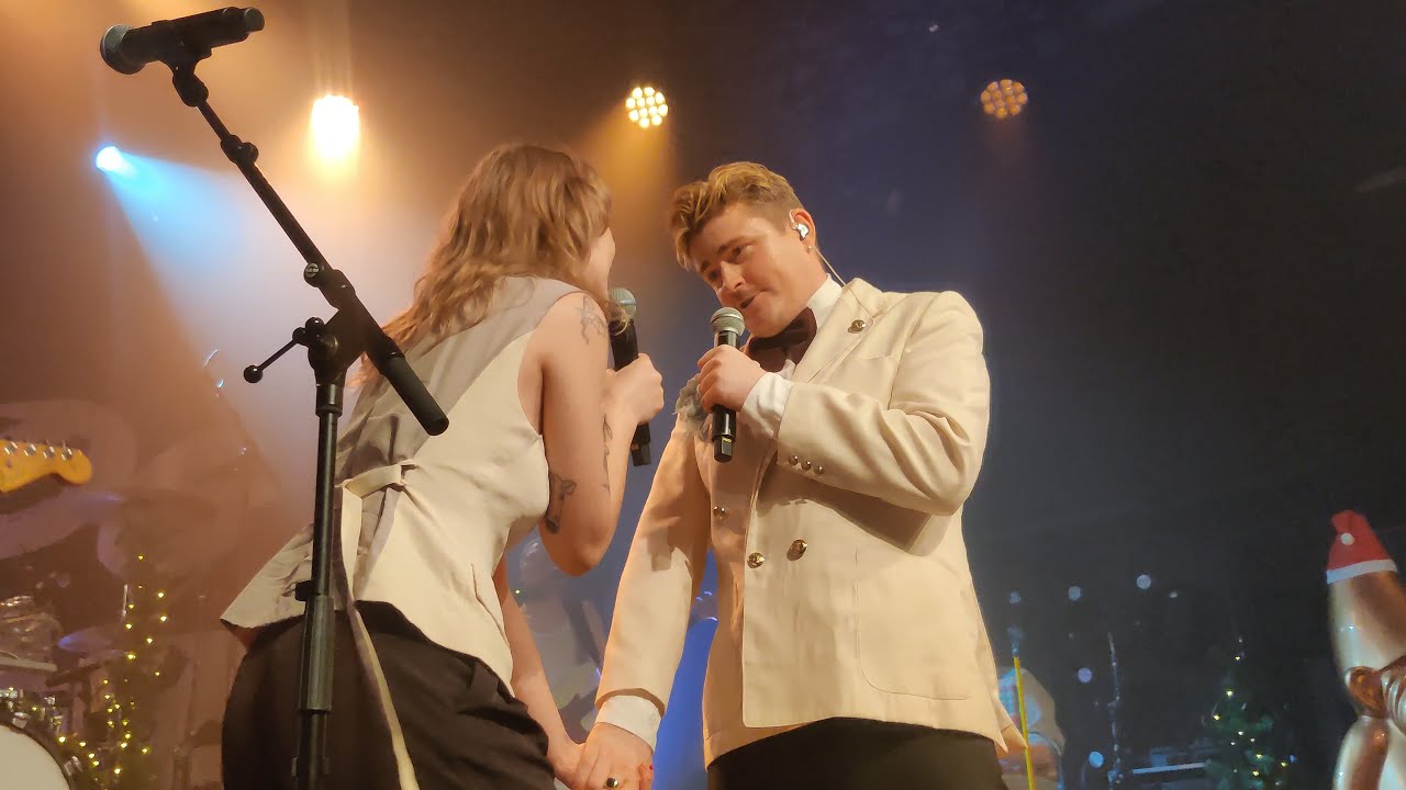 Fyr og Flamme feat. Victoria: Næste Lørdag - Live fra Pumpehuset (December 2024)