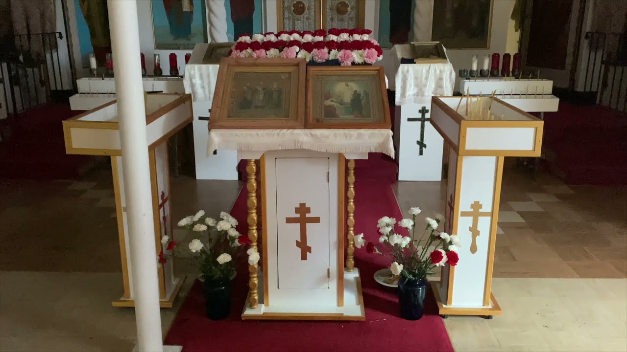 Украшения из цветов в храме. Flower decorations in the church.