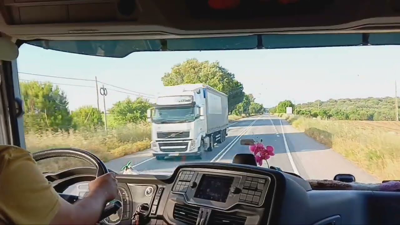 Carreteras del centro de Portugal, semáforo en la cuesta.♦️🚛🇵🇹🇪🇸, carga para Alcázar  de San Juan.