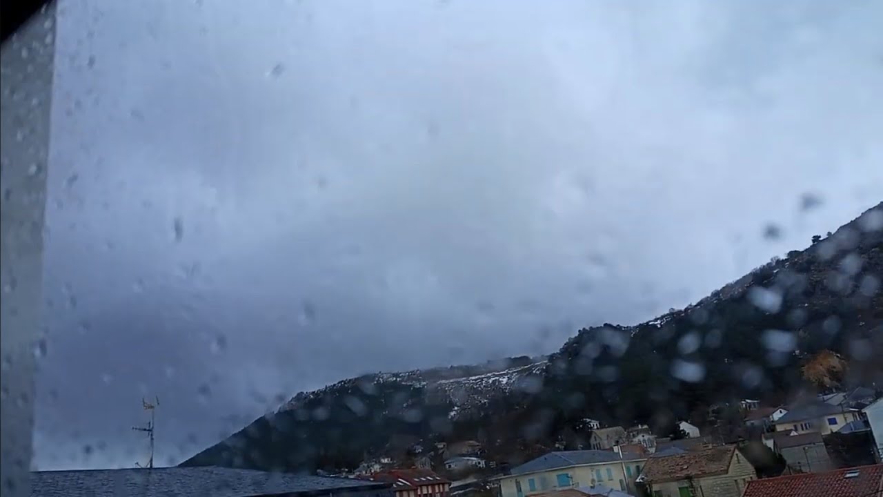 Possible thundersnow in Spain. Tormentas de nieve y granizo con rayos aislados, Espa&ntilde;a 25 Enero 2026