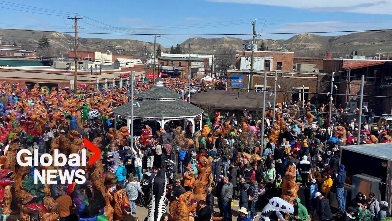 Thousands gather in dino costumes in Drumheller to set world record