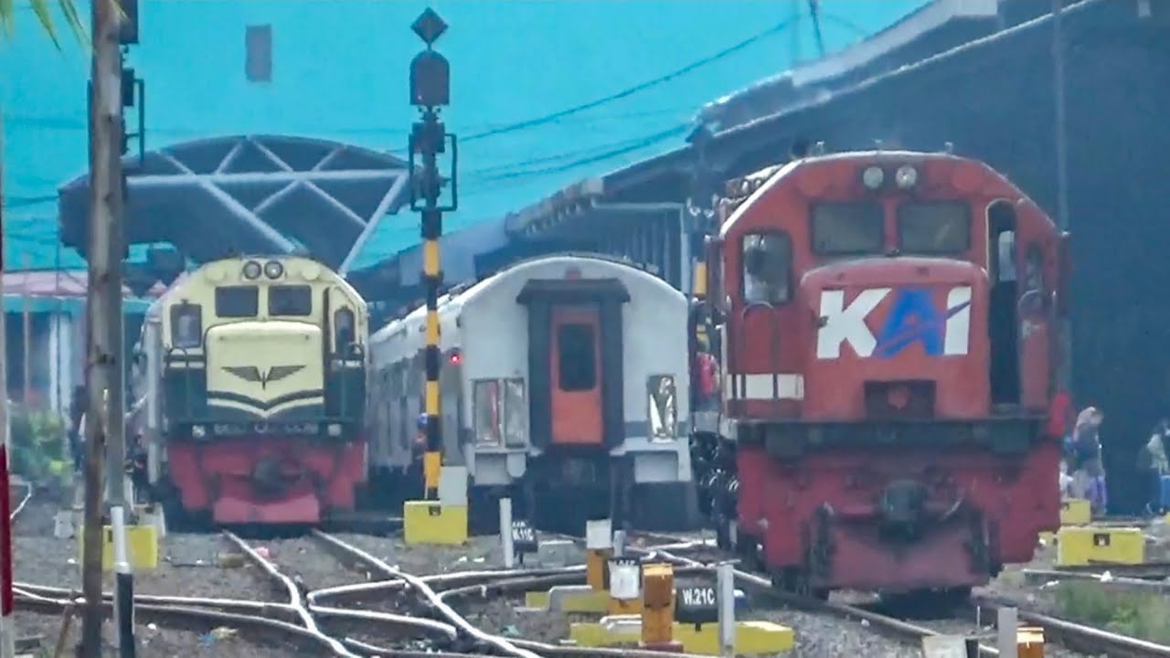 RAMAINYA KERETA LIBURAN PADATI STASIUN SURABAYA PASAR TURI