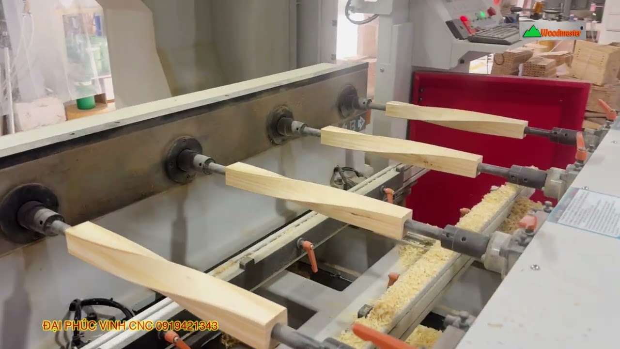 Máy Cnc 4 trục 16 dao kẹp chống tâm Woodmaster gia công chân xoắn ốc