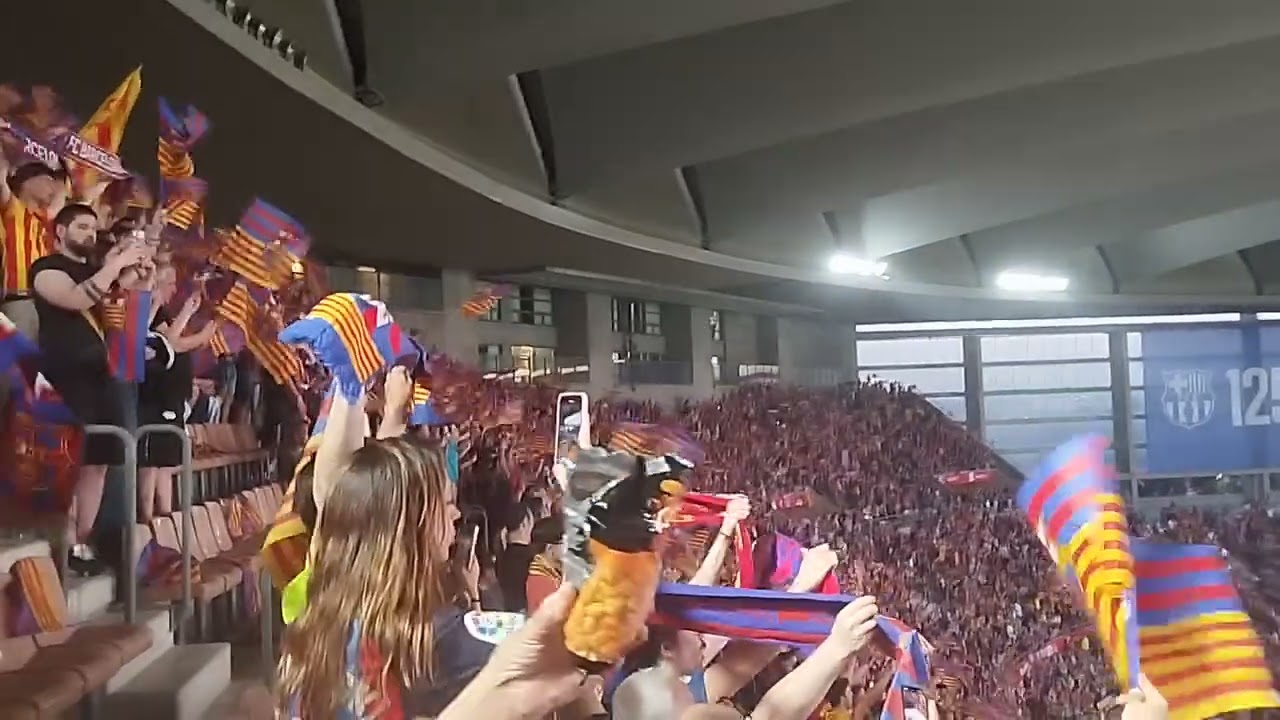 Cánticos del Barcelona con el Betis siempre presente.