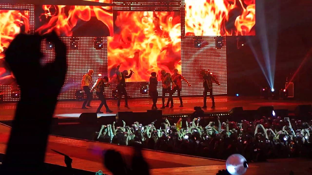 Kcon 2016 in Paris - BTS - Fire (불타오르네)