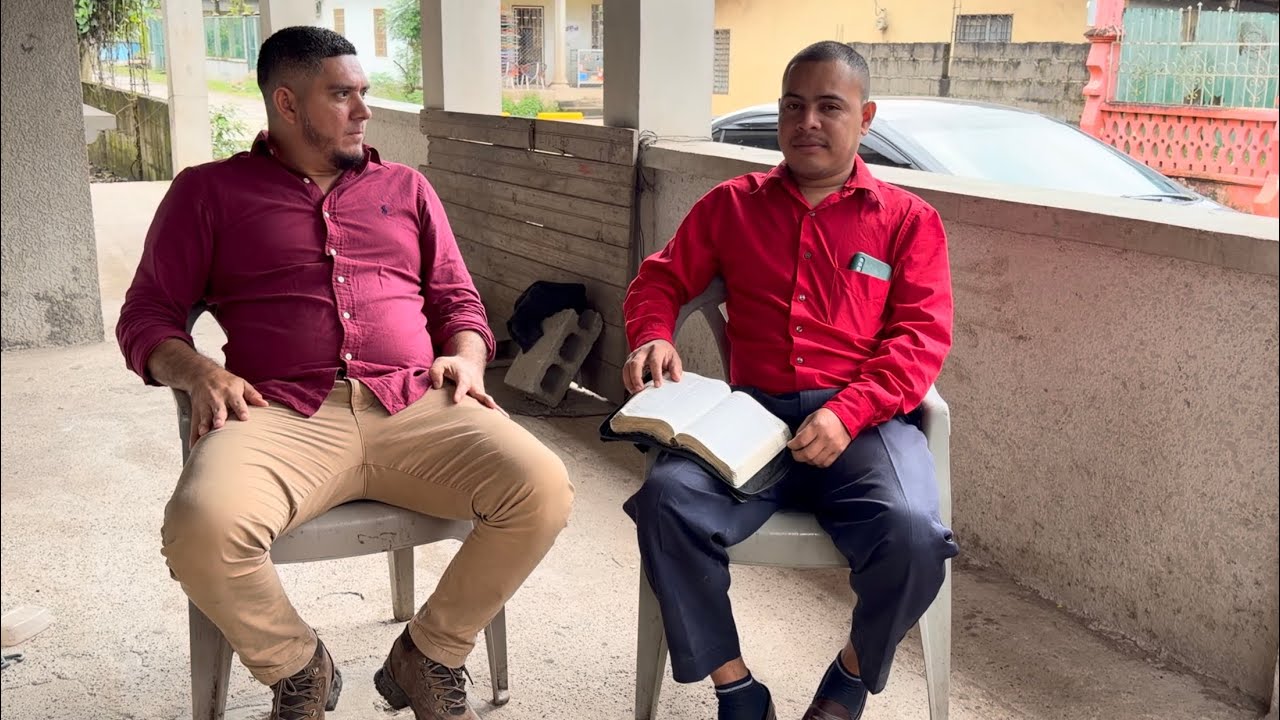 Con el Pastor Marlon Ávila Tocando el Tema de Santiago Zuniga..📚📚