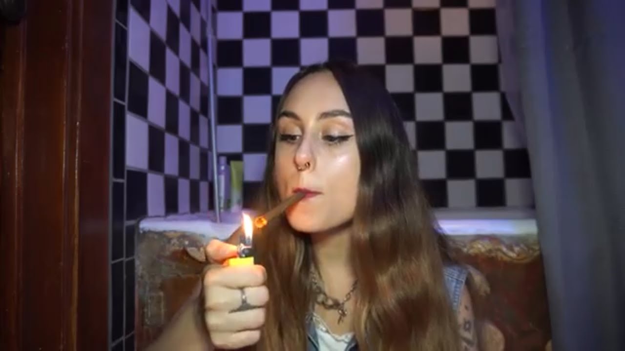 HOTBOXING MY BATHROOM