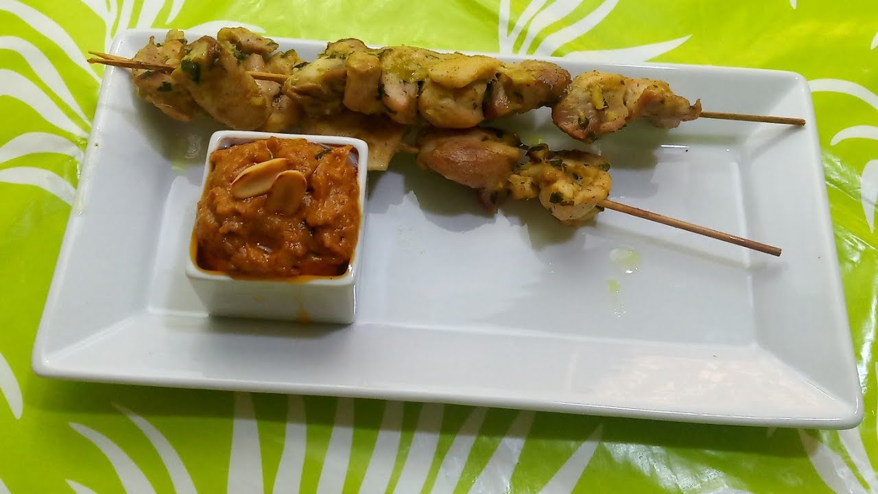 Brochetas de pollo con salsa Satay de cacahuete