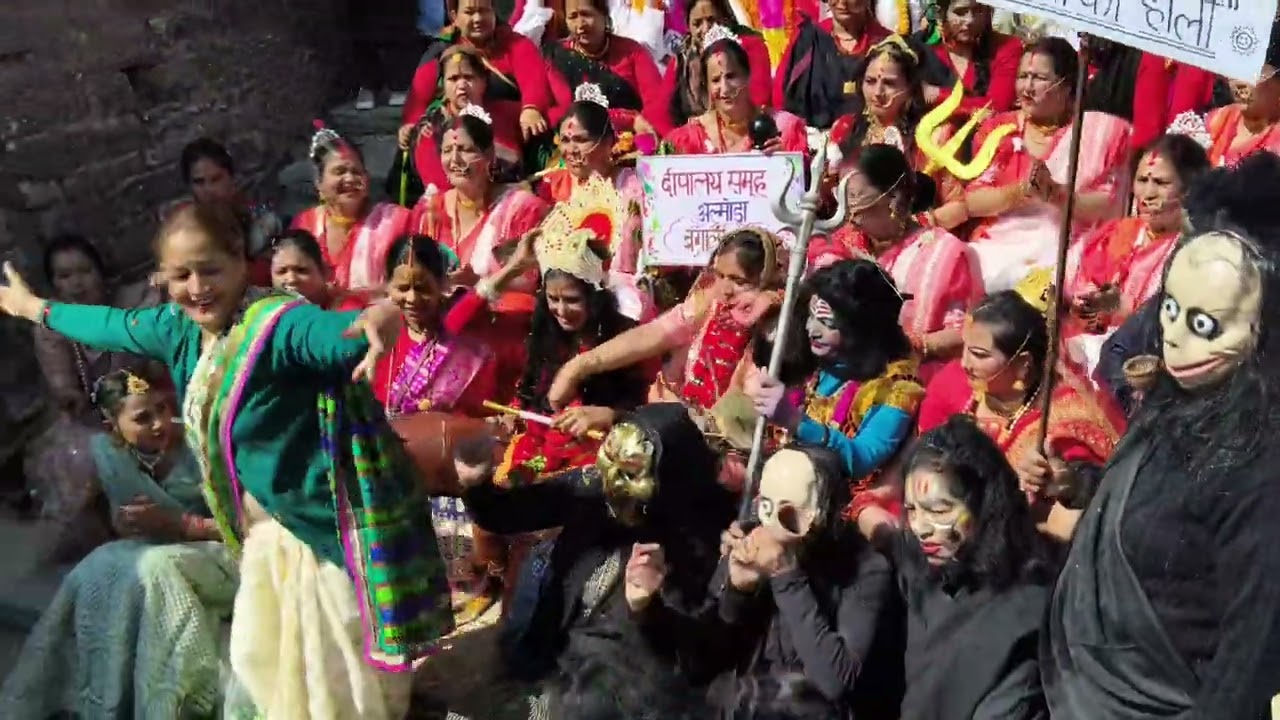 देवभूमि अल्मोड़ा में महिलाओं की धूम! मल्ला महल में गूंजी कुमाऊँनी होली 🎶🌸