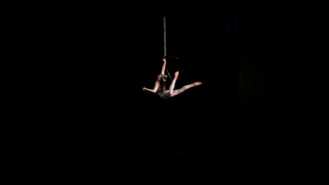 Laura Lawless Circus - Descrial - a unique apparatus aerial circus act