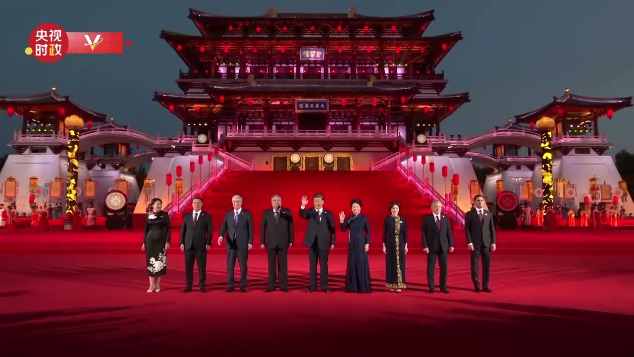 习近平主席夫妇欢迎中亚五国领导人和夫人并集体合影
