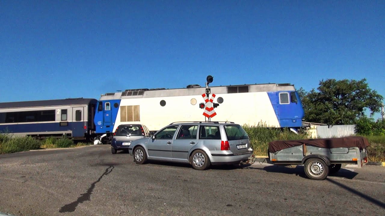 Romanian railroad crossing- Inter Regio TRain 1834 Timișoara Nord-Iași speed up in Oradea-05.09.2020
