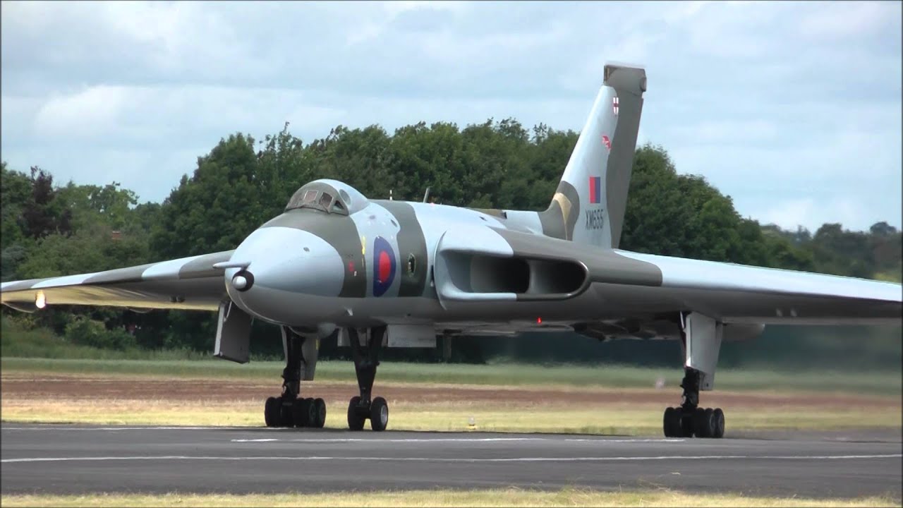 Wellesbourne Wings and Wheels 2015 XM655 and XH558 Vulcan