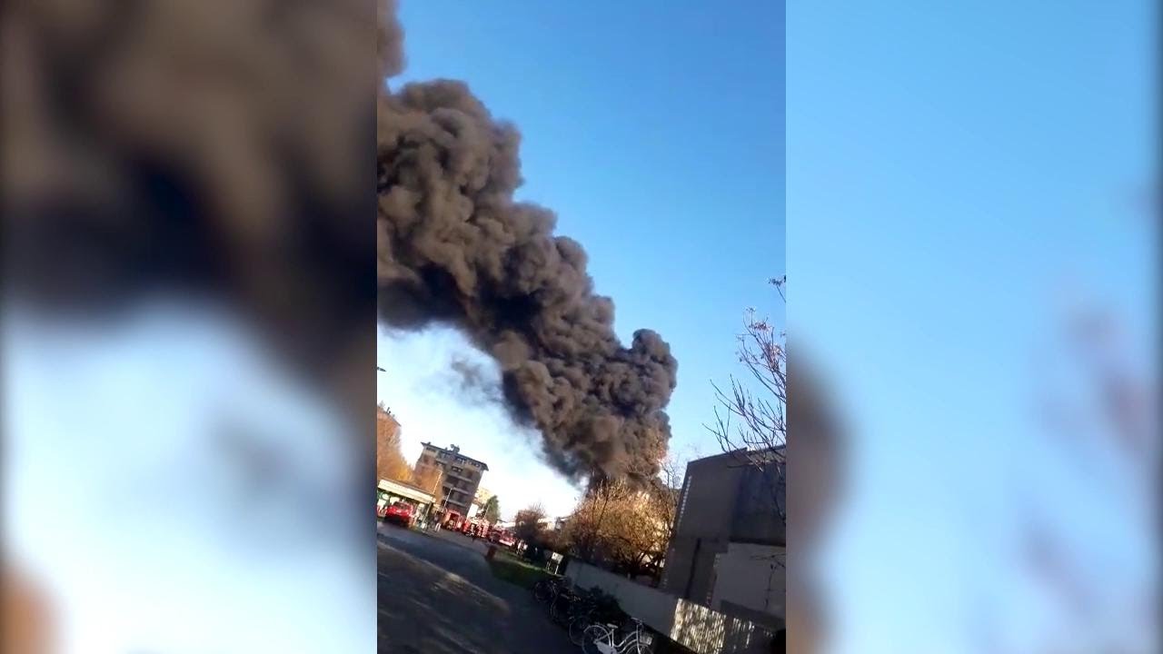 Parma, incendio alla scuola Albertelli Newton. Nel cielo la colonna di fumo