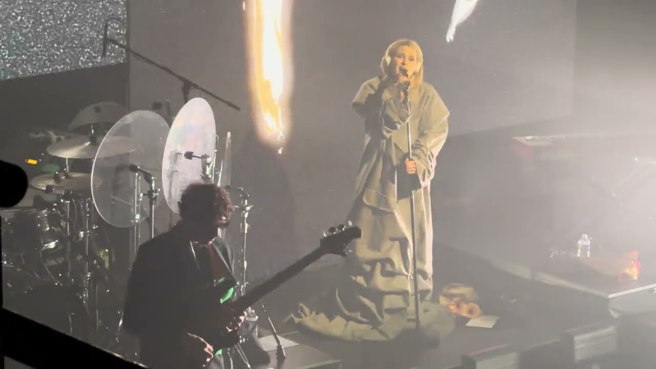 Жучка &ndash; Монеточка (Live, Париж, 2025)