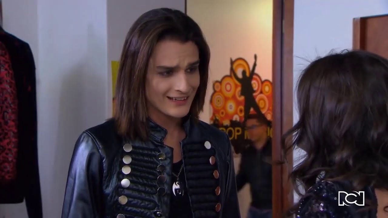 Daisy besa a Mirco enfrente de Max | Chica Vampiro