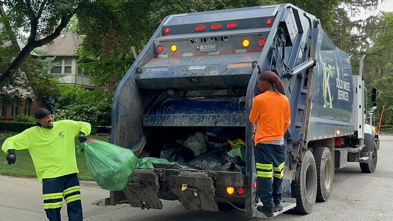 Super Fast CNG New Way Rear Loader Garbage Truck Packing Trash Bags