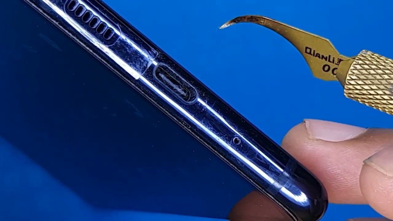 Celular não CARREGA e não ENCAIXA o CABO USB | Aprenda como limpar a sujeira do conector de carga!
