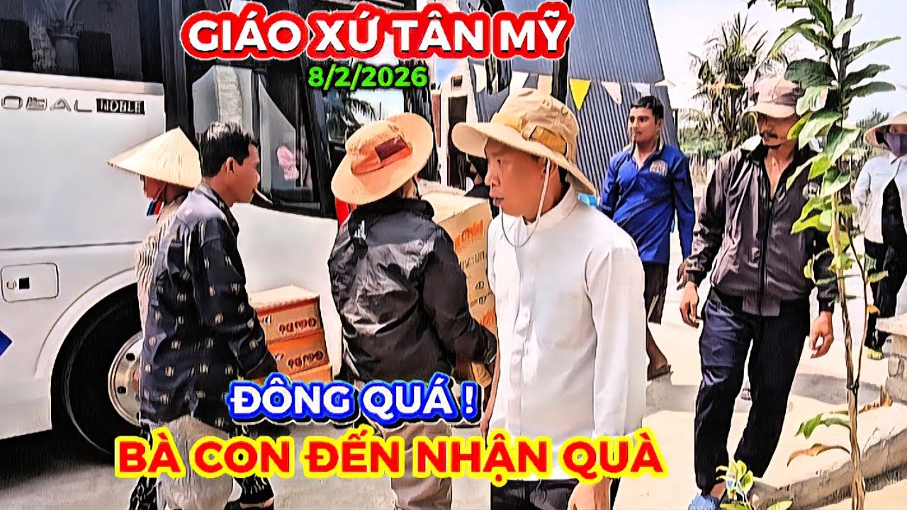 GIÁO XỨ TÂN MỸ VUI QUÁ! CHA HAI LÚA PHÁT QUÀ CHO BÀ CON,PHÁT LỘC CHO ĐOÀN THIỆN NGUYỆN