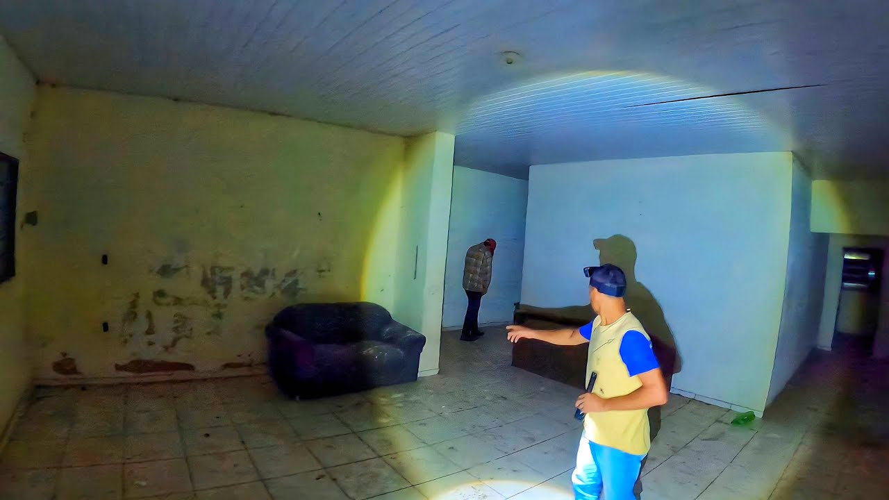 Fazendeiro Aparece na  frente das câmeras e nos prende dentro do quarto