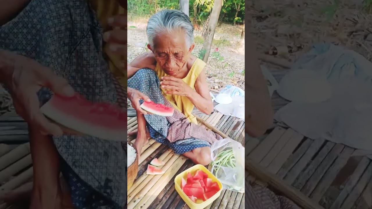 วันนี้บ่าวหล่อได้มาหายายได้ขา่วว่ายากกินหมากแตงโมครับ