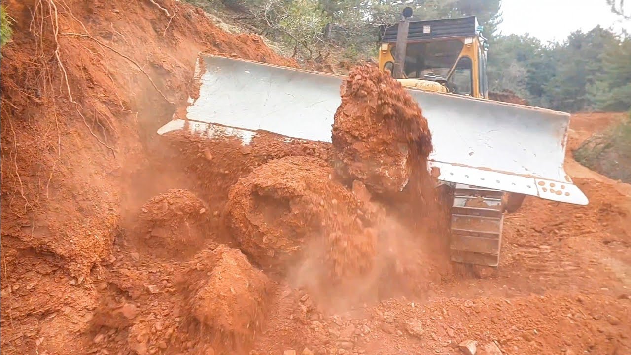 CAT D7 DOZER ZORLU YOLLARI NASIL İNŞAA EDİYOR